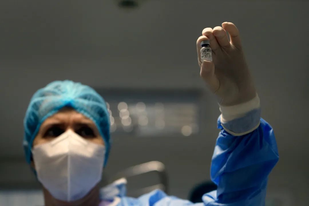 ▲2020年12月27日，在罗马尼亚首都布加勒斯特一家传染病医院，医务人员向媒体展示新冠疫苗。新华社发（克里斯泰尔摄）