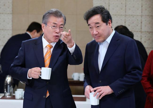 ▲李洛淵(右)與總統文在寅。圖據韓國《朝鮮日報》