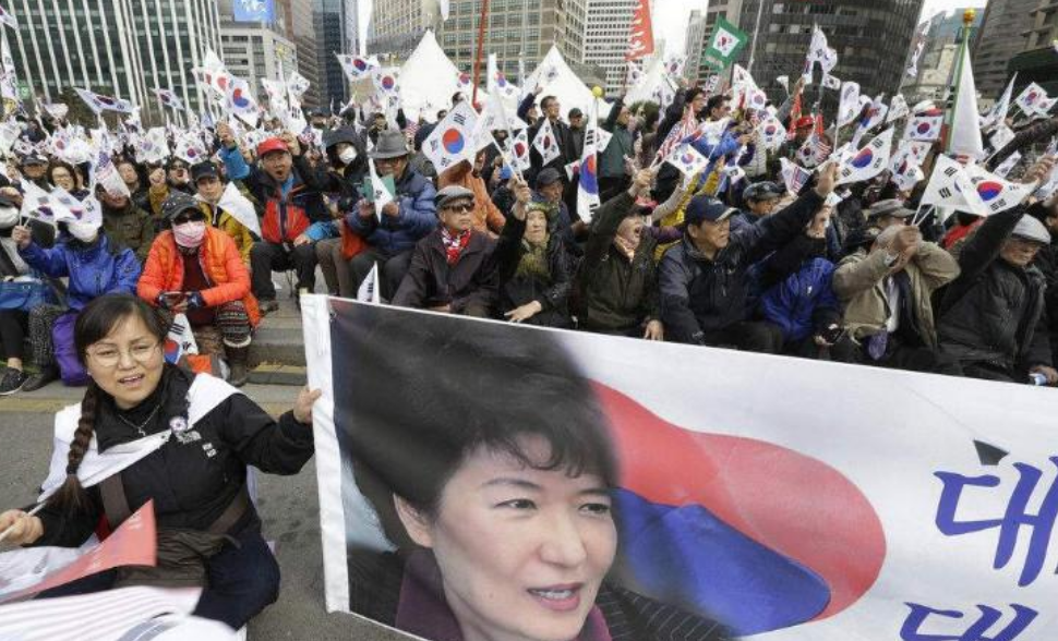 ▲1月14日最终裁决下达当日，在位于首尔市瑞草区的韩国大法院附近，朴槿惠的支持者聚会抗议。图据《中央日报》