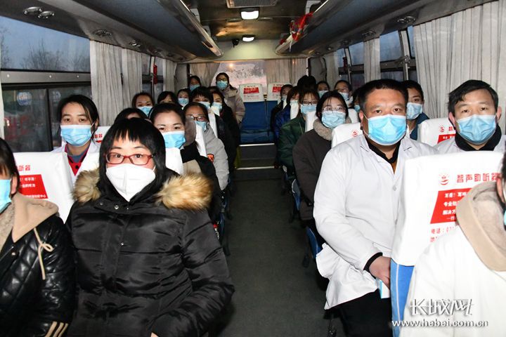 行唐县医务人员乘坐大巴车火速驰援新乐市抗疫。刘梅全 摄