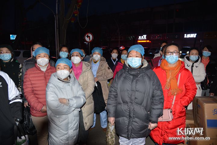 行唐县医务人员星夜集结驰援新乐市抗疫。刘梅全 摄