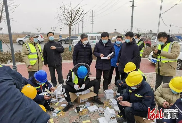 1月14日下午,河北省通信管理局党组书记、局长周景耀在通信施工现场指导施工情况。 河北新闻网 图