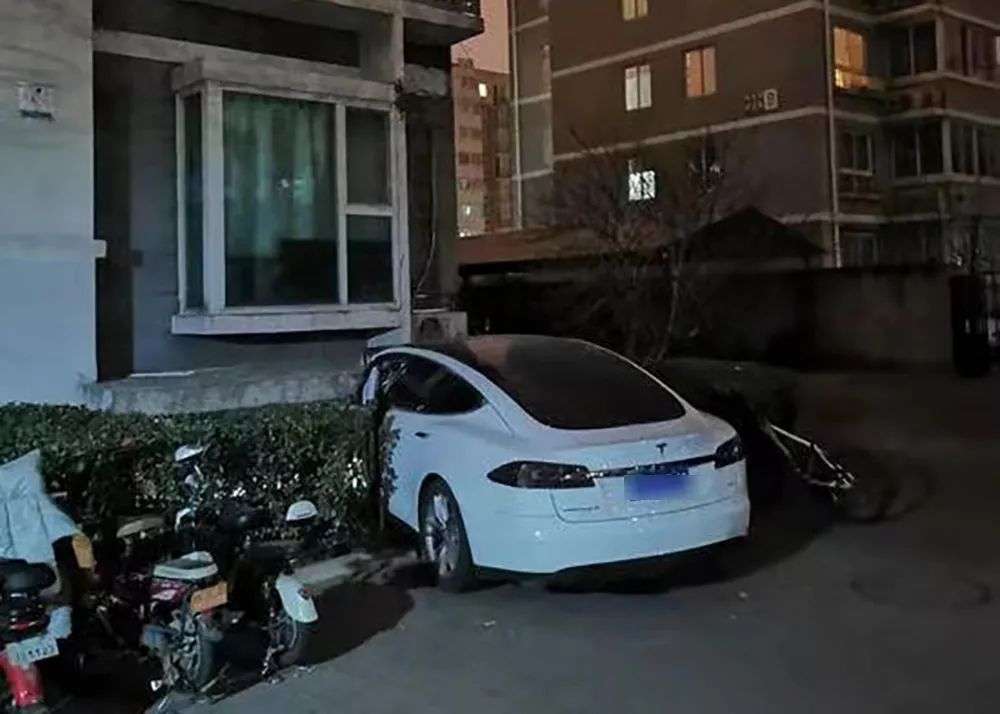 北京特斯拉碰撞事故现场(图源网络)