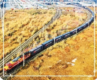 　　图为2021年1月1日，首列中欧班列（成渝）从四川成都国际铁路港发车。　　王明峰 白桂斌摄影报道