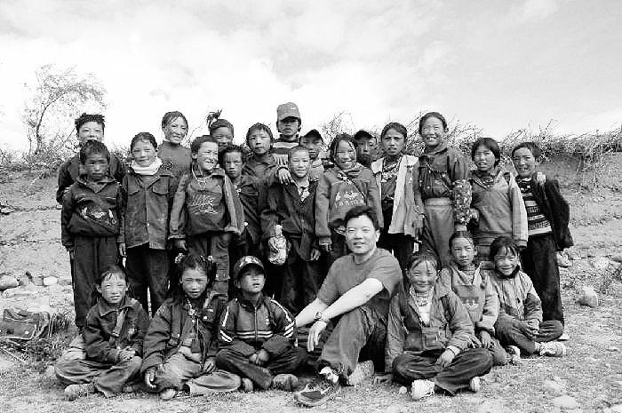 林正佳在西藏自治区昌都市八宿县然乌镇雅卡村小学受访者供图