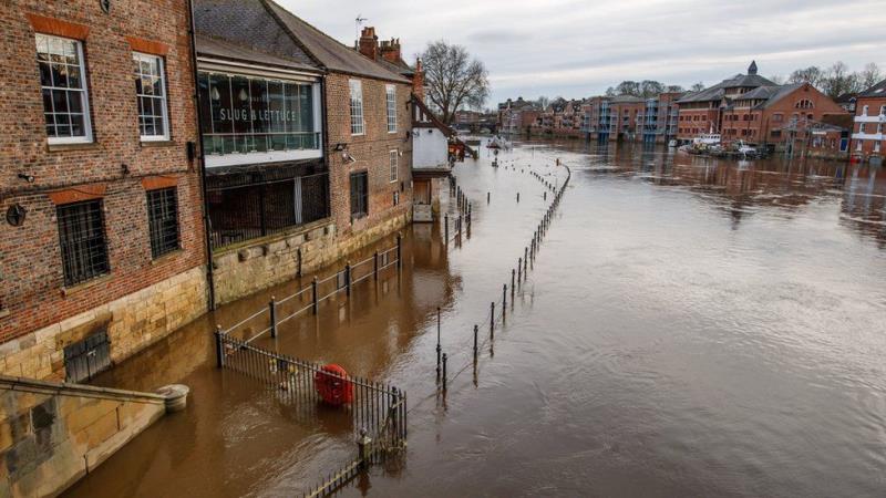 △风暴到达前，英国部分河流水位高涨