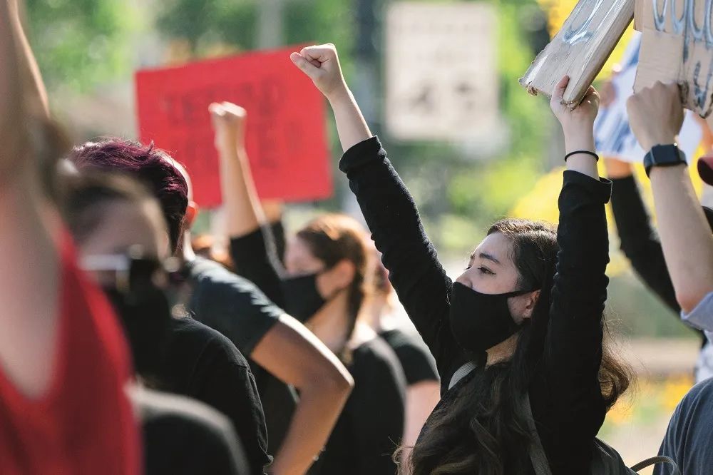 2020年5月31日，美国加州洛杉矶，华人居民众多的奇诺岗举行示威活动。图/人民视觉