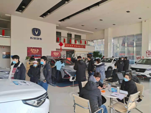 图:易鑫金融顾问常庆瑶服务的4S店,购车客户争相了解车况