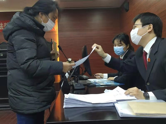 图说:宝山法院开展春节前涉民生专项执行行动。宝山法院供图