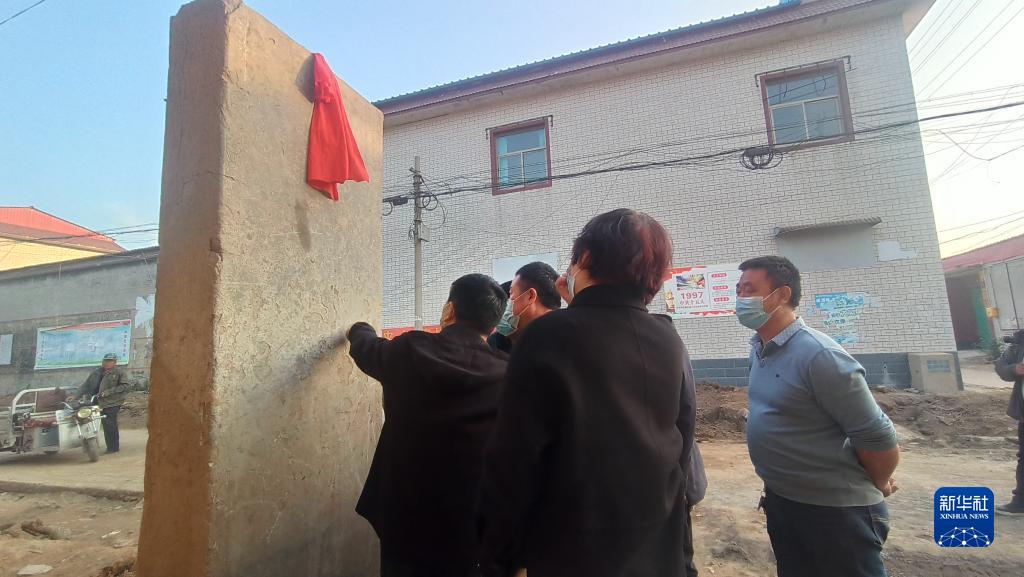 图为石碑发现现场。(宁晋县委宣传部供图)