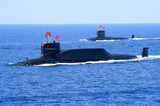 港媒:094核潜艇上浮通过台湾海峡 有水面