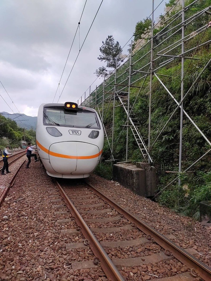 此次被钢轨桩砸中的“太鲁阁号”列车。图自台湾“联合新闻网”