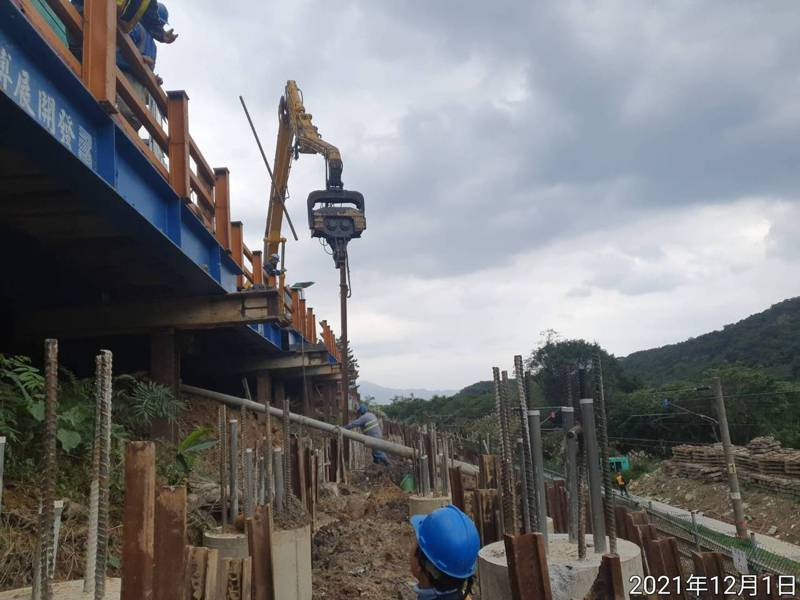 事故路段的进行施工的钢轨桩打桩机。图自台湾“联合新闻网”
