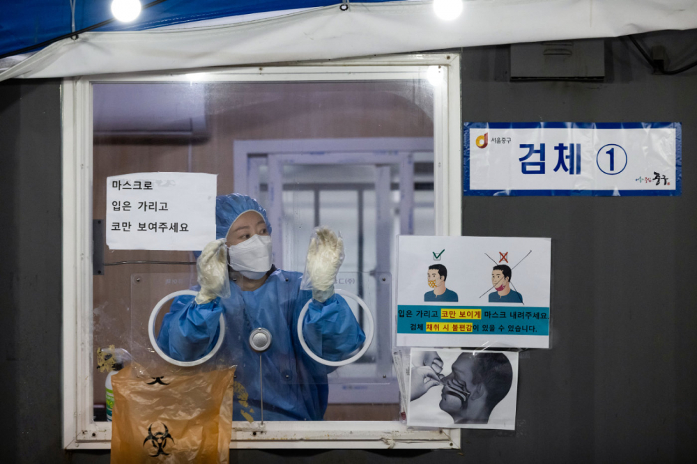 2021 年 11 月 30 日，一名韩国医护人员在进行新冠测试 图源：CNN网站