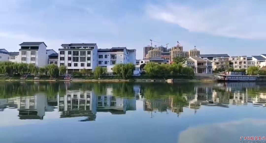 右江河畔的田东县平马镇合恒村那恒屯江滨路一带风景美如画。