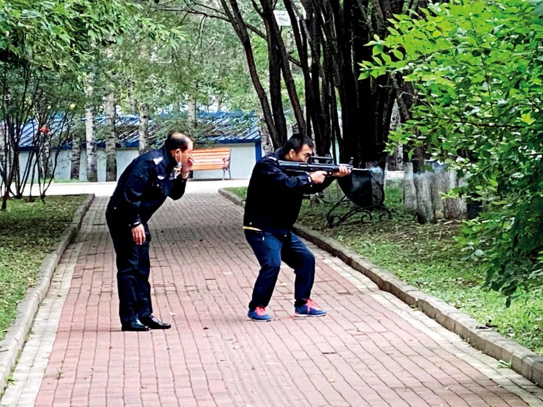 2021年8月30日，黑龙江黑河市公安局击毙一头闯入闹市区的野猪。图/IC