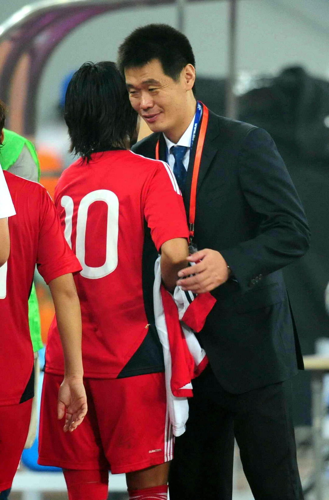 李霄鹏曾执教中国女足，图为2011年9月8日，李霄鹏比赛中与队员韩端拥抱 图据 IC photo