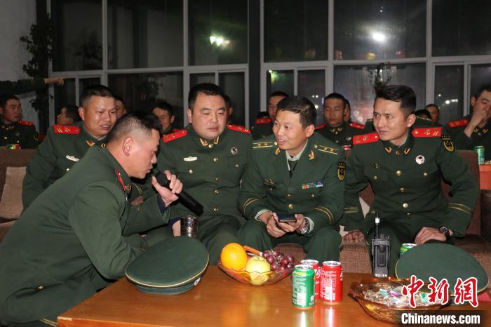 图为武警第二机动总队某支队官兵为老兵卸衔.梁位高 摄