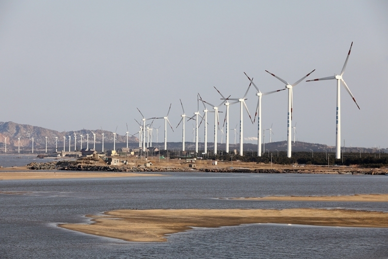 2021年1月19日拍摄的山东威海荣成环海路风电场