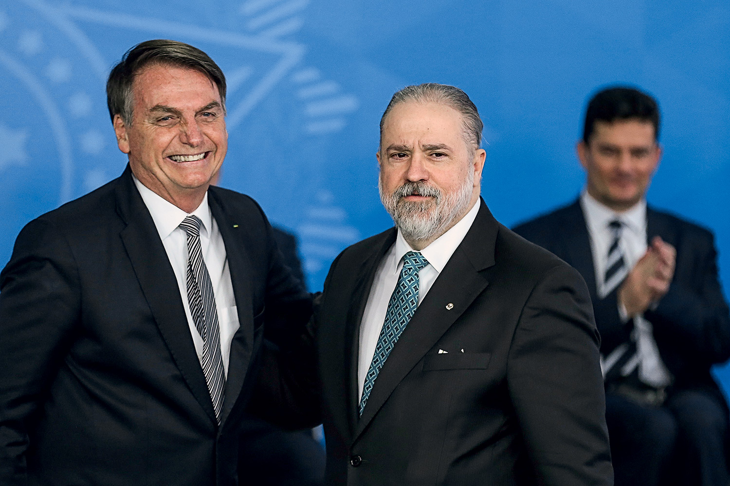 巴西总统博索纳罗（左）和巴西总检察长奥古斯托·阿拉斯（右）