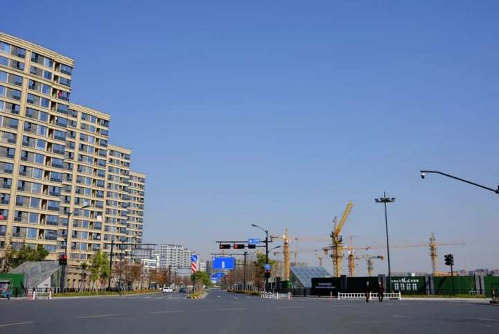 九环路上,前方右侧工地即在建的丰收湖龙湖天街项目