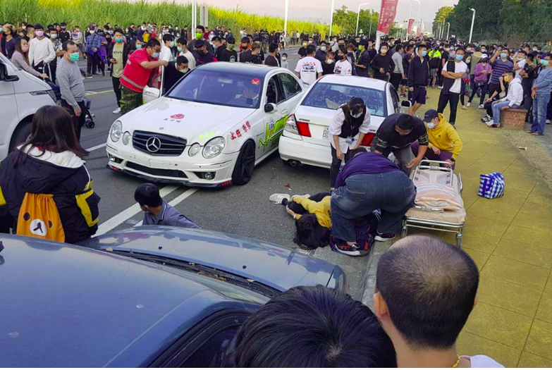 有伤者躺在地上。图自台湾“中时新闻网”