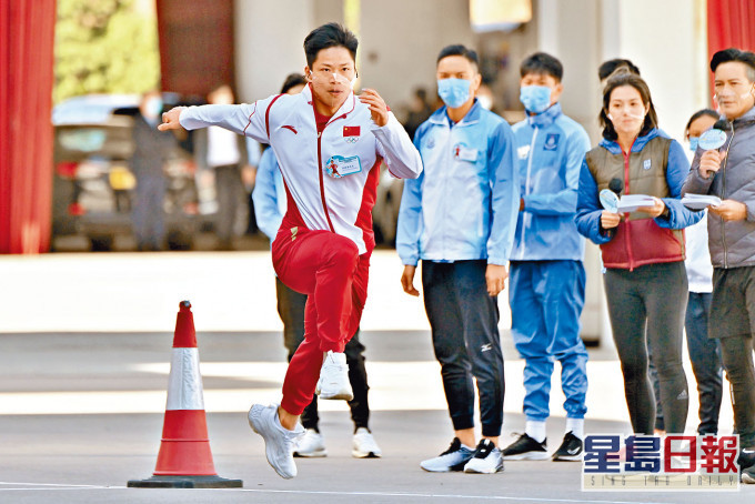 12月4日上午，苏炳添在与香港纪律部队开展的交流活动上展示起跑技巧 图源：《星岛日报》