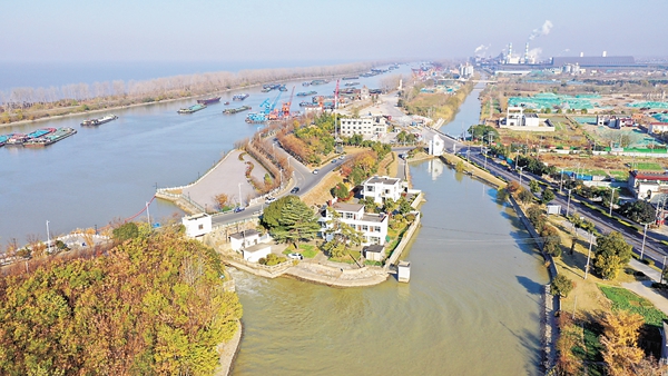 图为12月3日的里运河-高邮灌区头闸取水口，这是该灌区沿京杭大运河9个取水口之一。（无人机照片）谭倩 摄