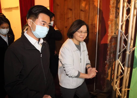 蔡英文(右)4日出席活动(图片来源:台媒)