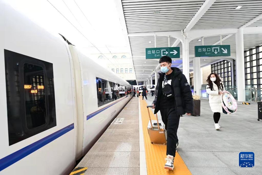 12月6日，乘客在牡丹江站准备登上牡佳高铁列车。新华社发（原勇 摄）