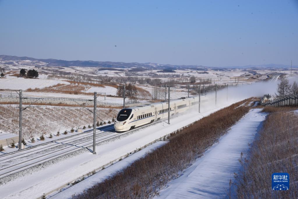 进行运行试验的牡佳高铁列车（12月4日摄）。新华社发（中国铁路哈尔滨局集团有限公司供图）