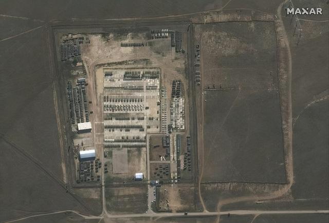 当地时间2021年12月5日，克里米亚叶夫帕托里亚,卫星图像显示俄罗斯军队的部署情况。图源：视觉中国