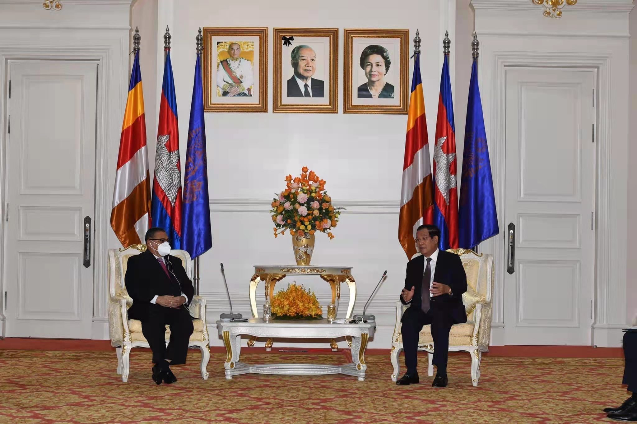 △12月7日，柬埔寨首相洪森（右一）在金边会见缅甸外长温纳貌仑（左一）