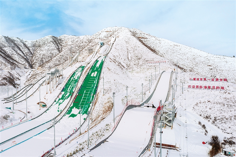 74近日,在涞源七山滑雪场,滑雪爱好者体验冰雪乐趣.