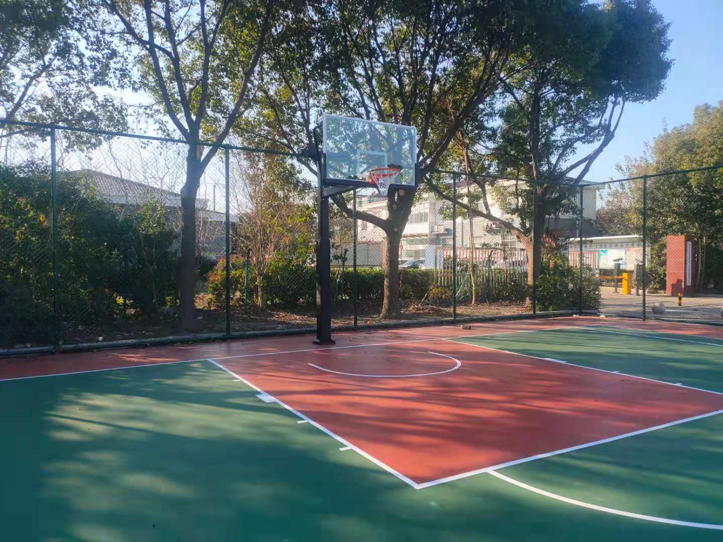 夜间投篮不再“凭感觉”，小昆山港丰村市民篮球场完成升级改造