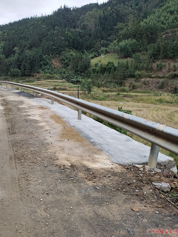 环江县东兴镇龙城村修复后的通村道路。