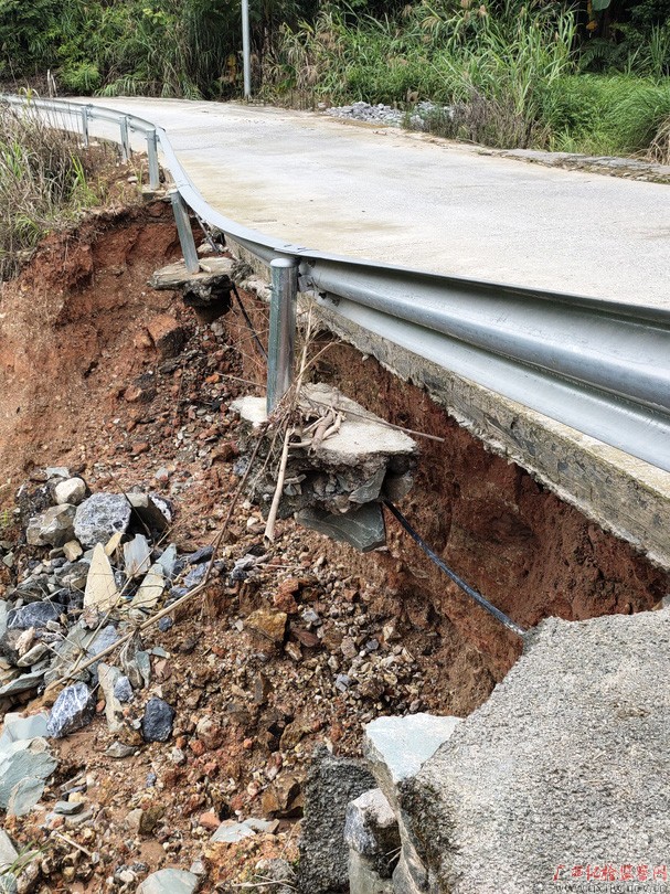 环江县东兴镇龙城村因汛期雨水冲刷导致路基垮塌的通村道路。