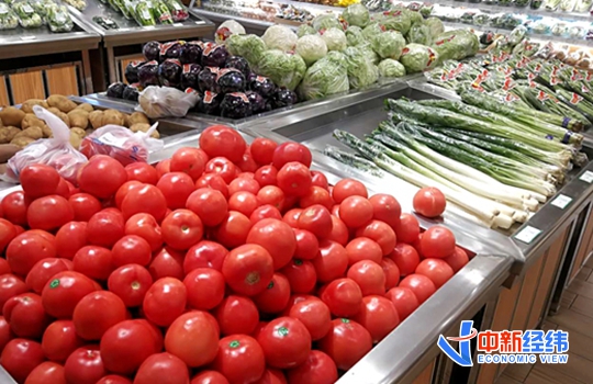 资料图：超市货架上的蔬菜。中新经纬张义华 摄