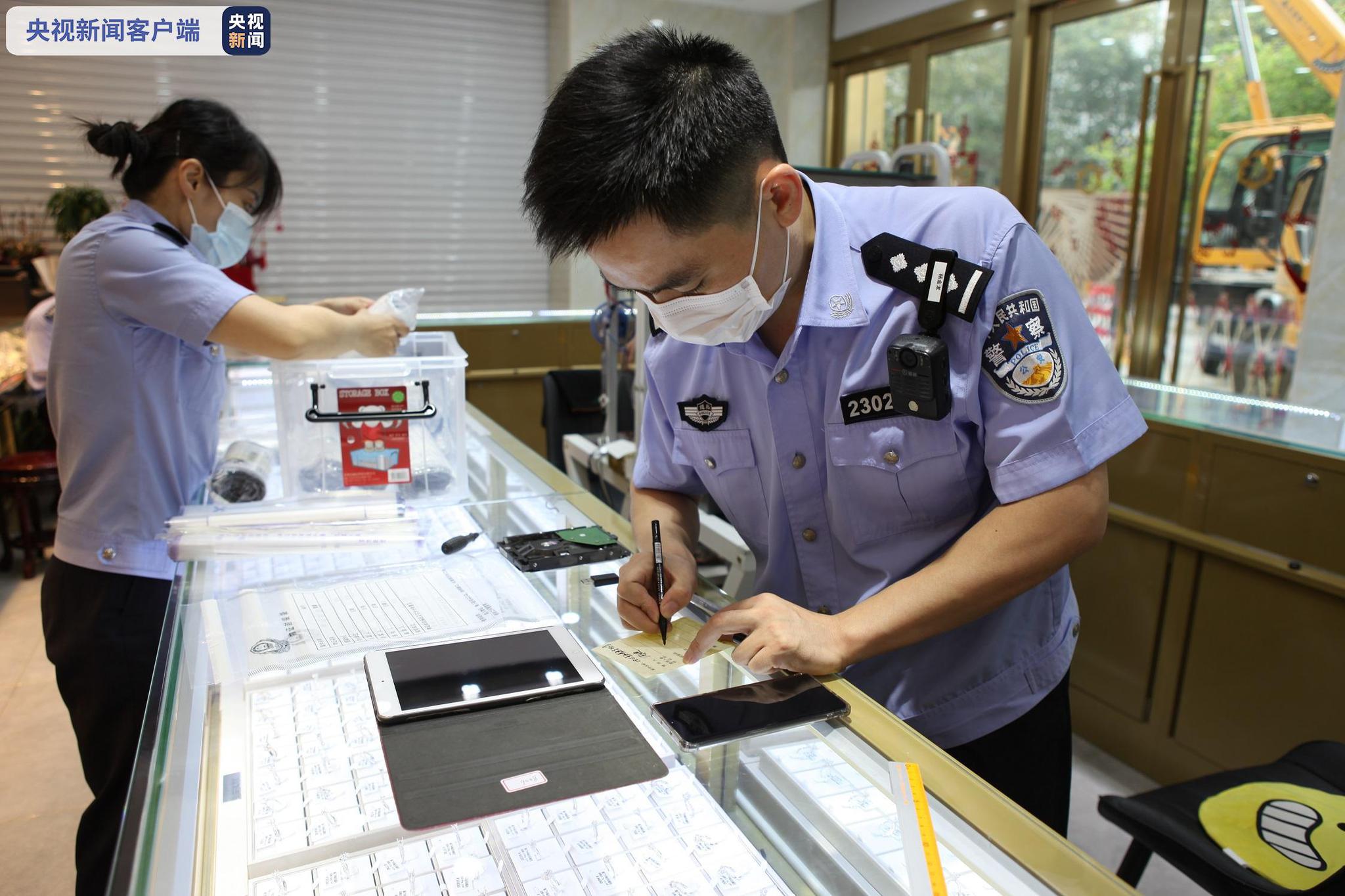 南京海关缉私人员清点查获的走私钻石 周红/摄六,武汉等海关缉私局