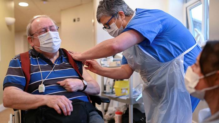△英国把养老院人员、80岁年龄组、75岁年龄组和70岁年龄组人口划归为最脆弱群体,优先接种新冠疫苗(网图)