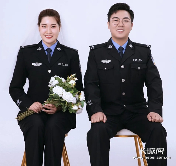 婚纱遇上警服。