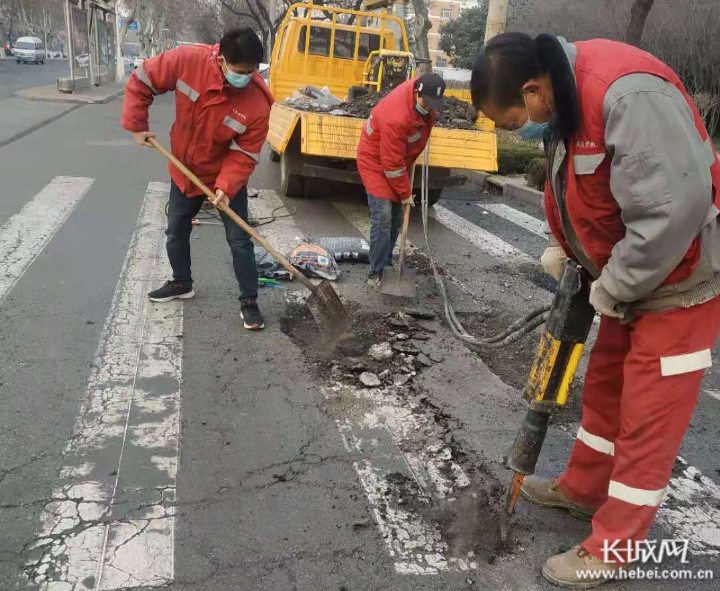 邢台市城管局市政维护管理处工作人员进行道路维护施工。 路志虎 供图