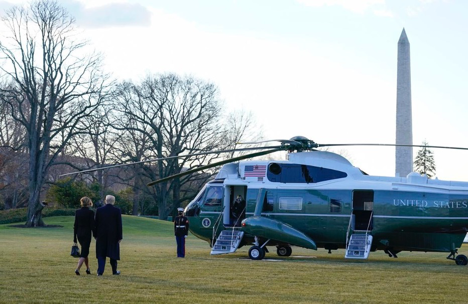  图 特朗普携妻子乘坐空军一号离开白宫，图片来源于网络