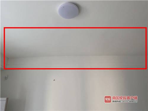 ▲天花板的不平整肉眼可见。南国早报记者巫碧燕摄
