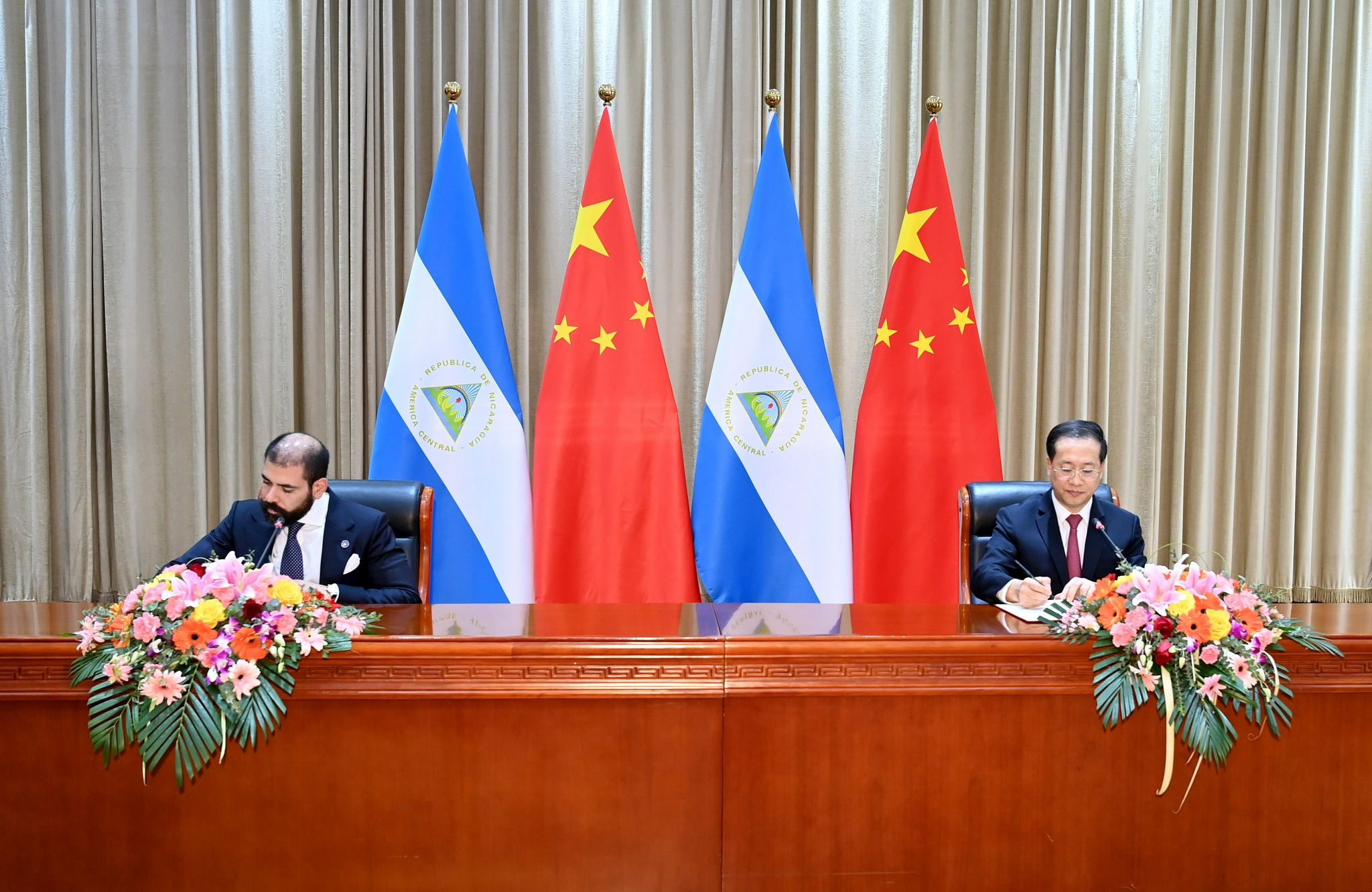 12月10日，中国同尼加拉瓜在天津签署《中华人民共和国和尼加拉瓜共和国关于恢复外交关系的联合公报》。新华社记者 岳月伟 摄