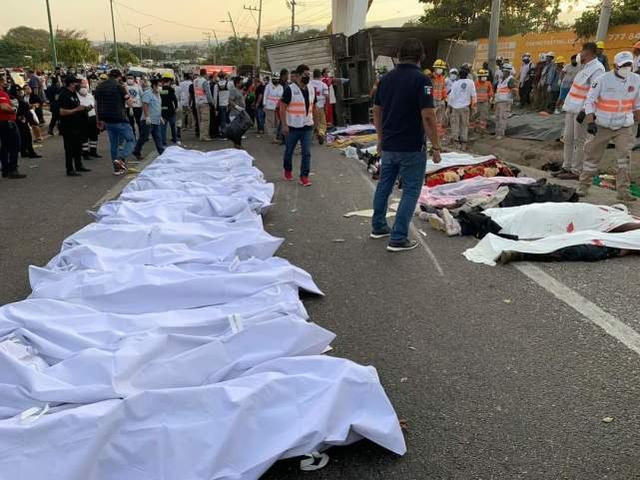 挤满移民的拖车在墨西哥公路翻车,致49死58伤,现场尸体遍地