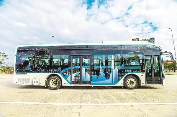  今年10月，上海市临港新片区首条氢能源公交线路正式开通。图为线路所采用的氢能源公交车，该车具有零排放、零污染的特点。（图片来源：视觉中国）