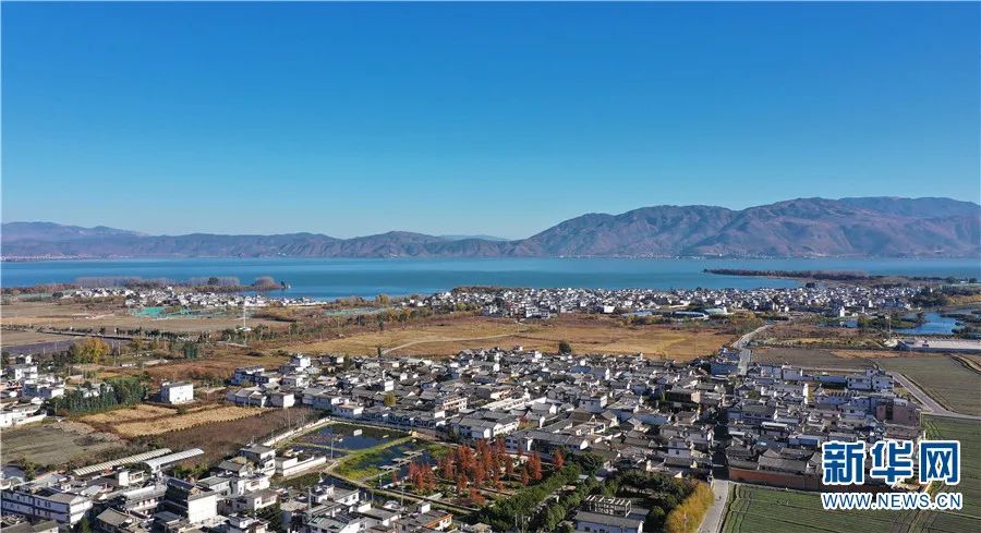 航拍洱海畔的喜洲古镇（2020年12月14日摄）。赵普凡 摄