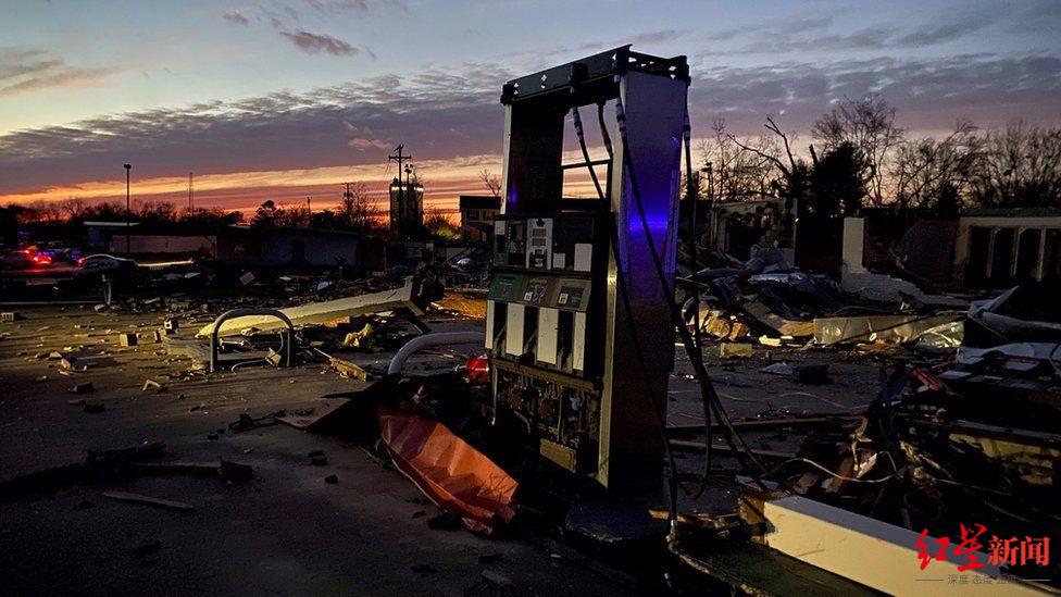  ▲遭遇EF3级龙卷风席卷后，肯塔基州鲍灵格林一加油站成为废墟