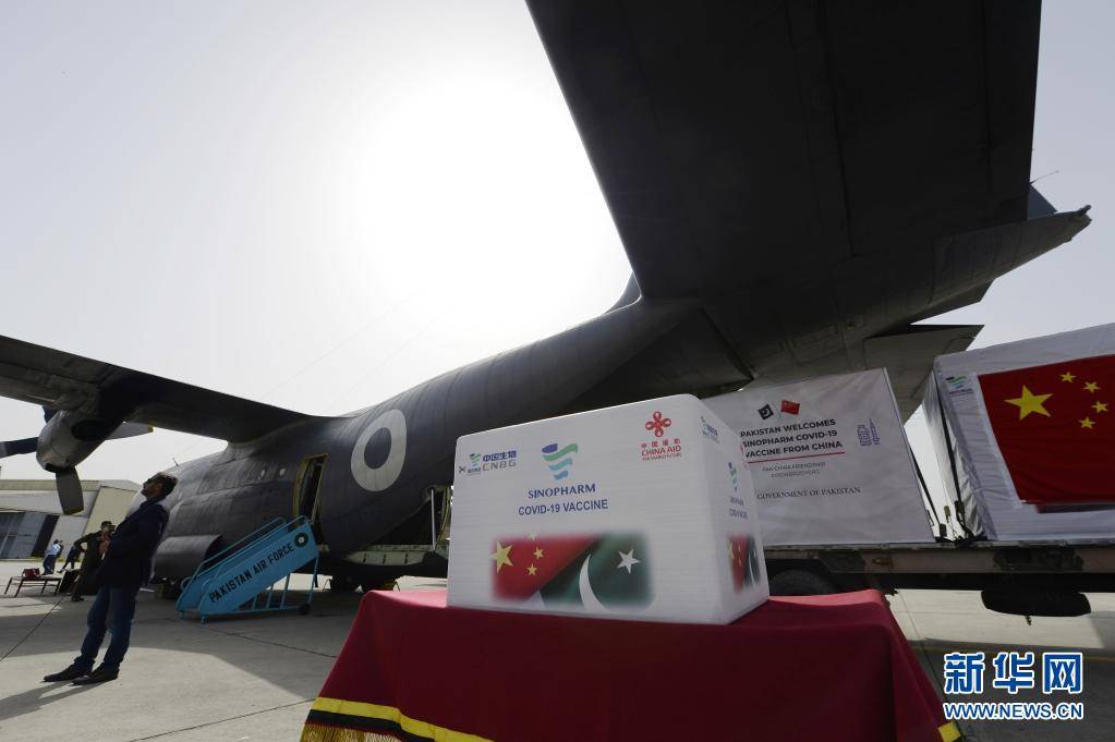 2021年3月17日，中国政府援助巴基斯坦第二批新冠疫苗交接仪式在巴首都伊斯兰堡附近的努尔汗空军基地举行。新华社发（艾哈迈德·卡迈勒摄）